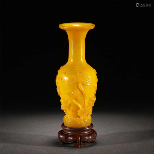 A YELLOW PEKING GLASS VASE