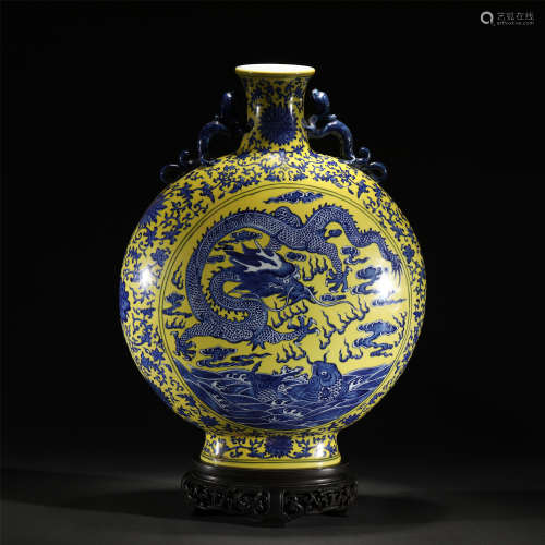 A YELLOW GLAZE BLUE&WHITE FLASK MOON VASE /QING DYNASTY