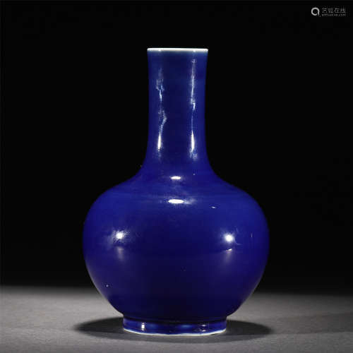 A BLUE GLAZED PORCELAIN VASE /QING DYNASTY