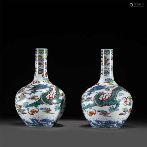 A PAIR OF DOUCAI DRAGON PATTERN VASES /QING DYNASTY