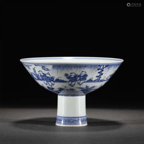 A BLUE AND WHITE PORCELAIN STEM-BOWL