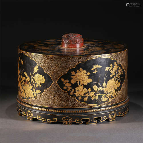 A BLACK LACQUER GOLD PAINTED ROUND BOX