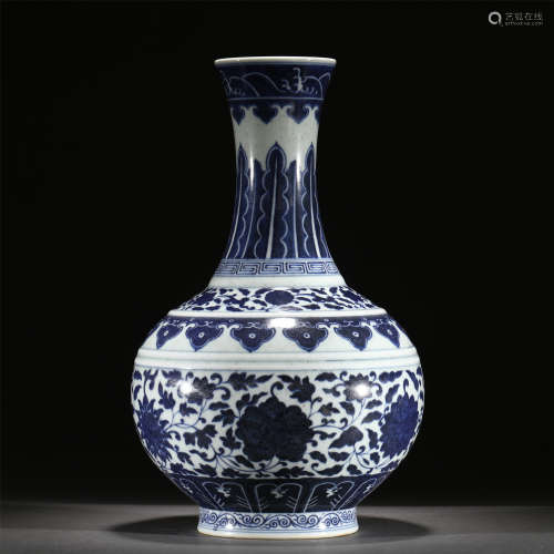 A BLUE AND WHITE PORCELAIN VIEWS VASE /QING DYNASTY
