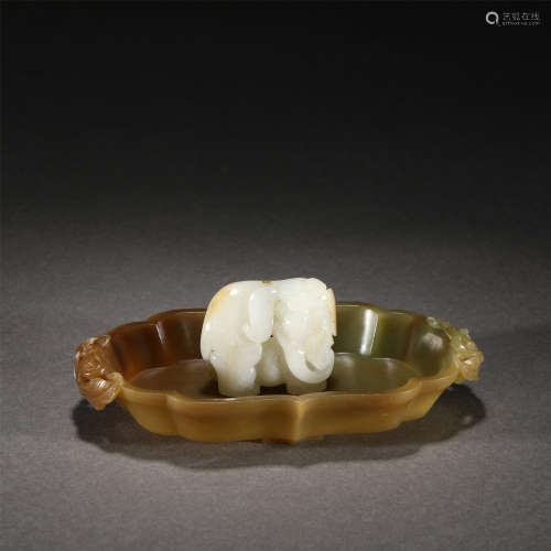 A TOPAZ PLATE WIHT TWO WHITE JADE INCENSE STICK HOLDER