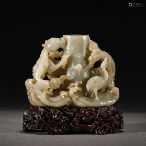 A JADE CARVED DRAGON BOTTLE