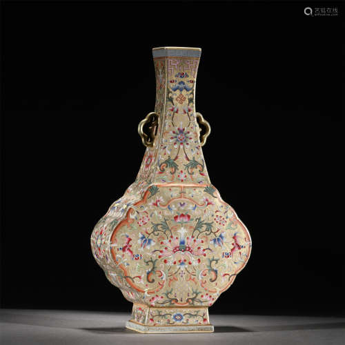 A GOLDEN GLAZE FAMILLE ROSE FLOWERS VASE /QING DYNASTY