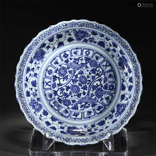 A BLUE AND WHITE PORCELAIN DISH