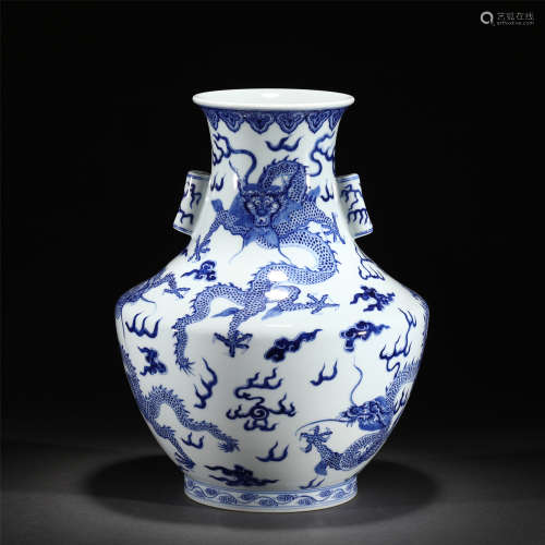 A BLUE AND WHITE PORCELAIN DRAGON PATTERN VASE /QING DYNASTY