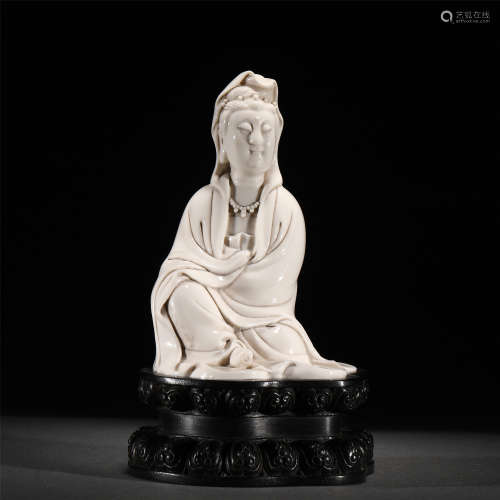 A PORCELAIN DEHUA GUANYIN SEATED STATUE