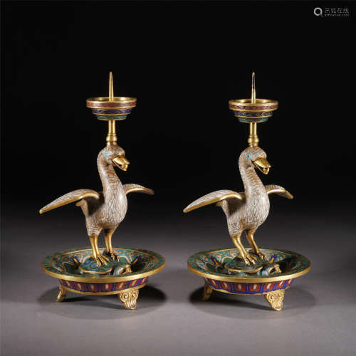 A PAIR OF ENAMEL GILDING CRANE-SHAPED CANDLE HOLDER