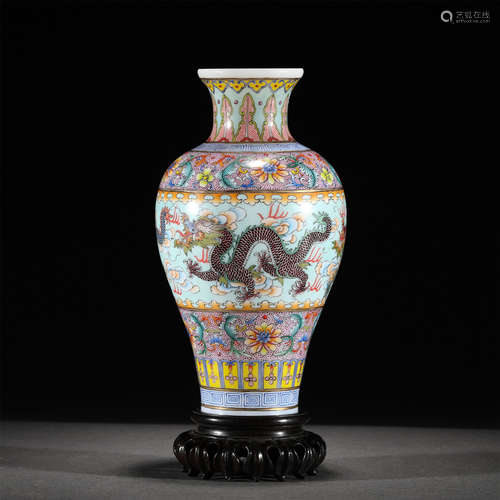 A PAINTED ENAMEL PEKING GLASS VASE /QING DYNASTY