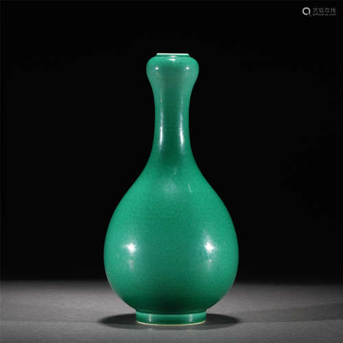 A GREEN GLAZE PORCELAIN VASE /QING DYNASTY