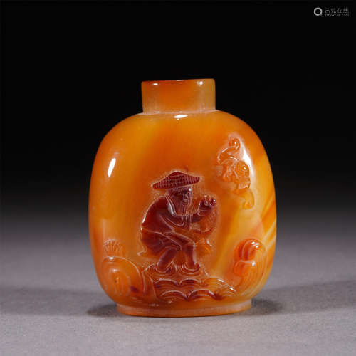 A AGATE SNUFF BOTTLE CARVED QIAOSE FIGURE STORY