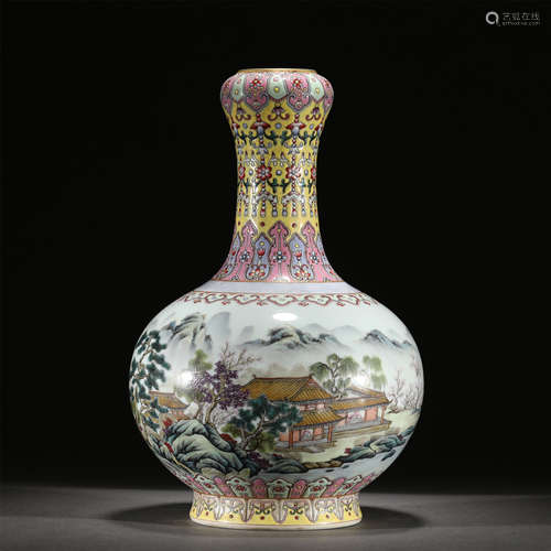 A FAMILLE ROSE GOLD PAINTED PORCELAIN VASE /QING DYNASTY