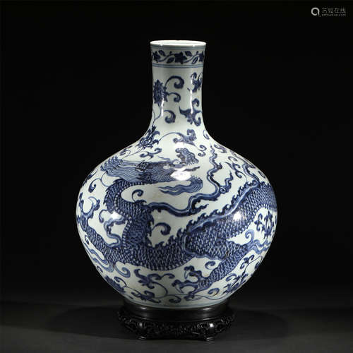 A BLUE AND WHITE PORCELAIN DRAGON PATTERN VASE