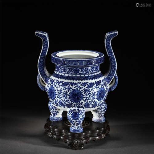 A BLUE AND WHITE PORCELAIN TRIPOD CENSER /QING DYNASTY