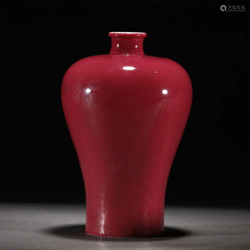 A CARMINE RED GLAZED PORCELAIN VASE /QING DYNASTY