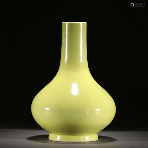 A YELLOW GLAZE PORCELAIN VASE /QING DYNASTY