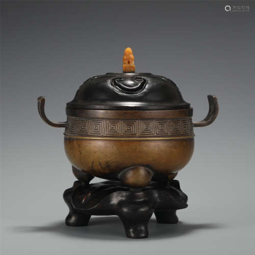 A BRONZE TRIPOD LIDDED CENSER /QING DYNASTY