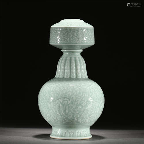 A CELADON GLAZE PORCELAIN VASE/QING DYNASTY