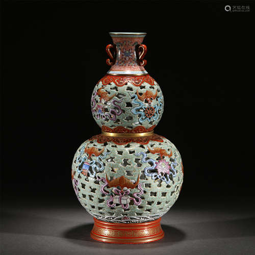 A FAMILLE ROSE OPENWORK PORCELAIN VASE/QING DYNASTY