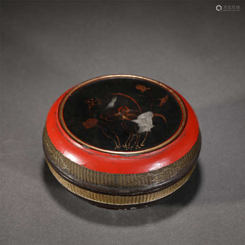 A LACQUER GOLD PAINTED BAMBOO WEAVING ROUND BOX
