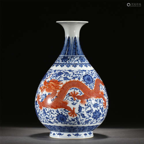 A BLUE AND WHITE IRON RED GLAZED VASE/QING DYNASTY