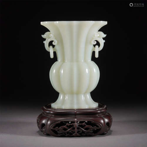 A WHITE JADE DOUBLE EARRS GU VASE