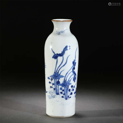 A BLUE AND WHITE PORCELAIN VASE