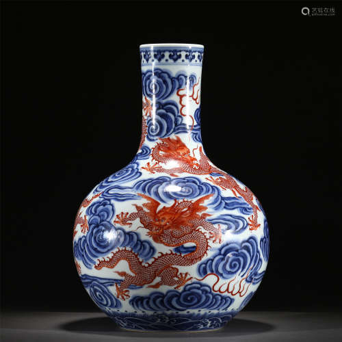 A BLUE AND WHITE IRON RED GLAZED PORCELAIN VASE/QING DYNASTY