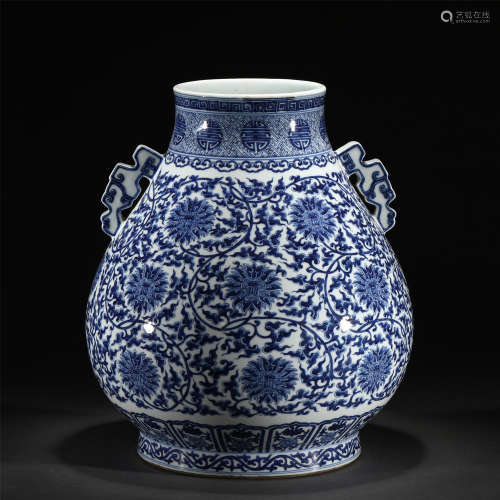 A BLUE AND WHITE PORCELAIN ZUN VASE/QING DYNASTY