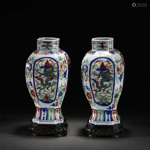 A PAIR OF WUCAI DRAGON PATTERN PORCELAIN VASES/MING DYNASTY