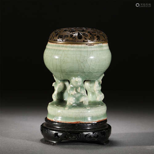 A CELADON GLAZE PORCELAIN LIDDED CENSER