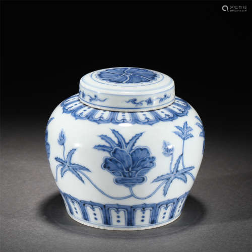 A BLUE AND WHITE PORCELAIN LIDDED JAR