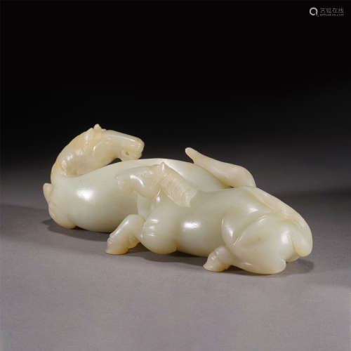 A WHITE JADE CARVED TWO HORSES PAPER WEIGHT
