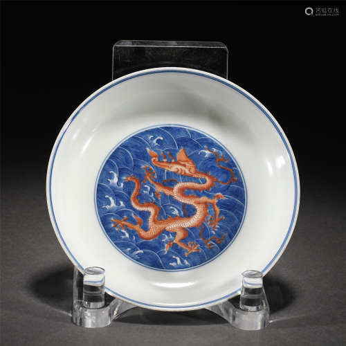 A BLUE AND WHITE IRON RED GLAZED DISH/QING DYNASTY