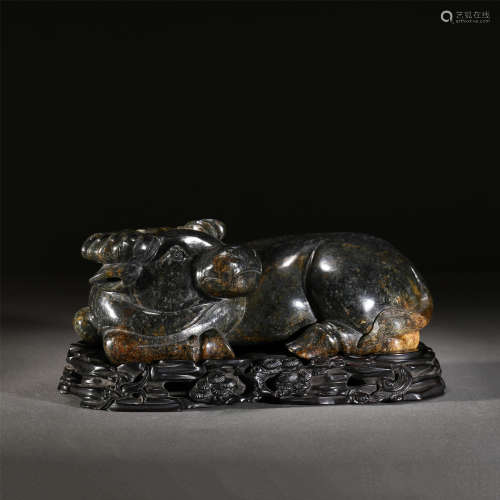 A GRAY JADE CARVED LYING COW ORNAMENTS