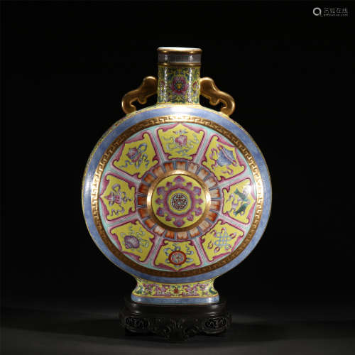 A FAMILLE ROSE GOLD PAINTED FLASK MOON VASE/QING DYNASTY