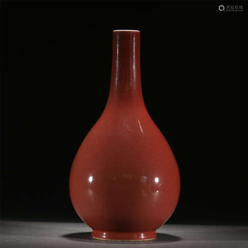 A RED GLAZED PORCELAIN VASE/QING DYNASTY