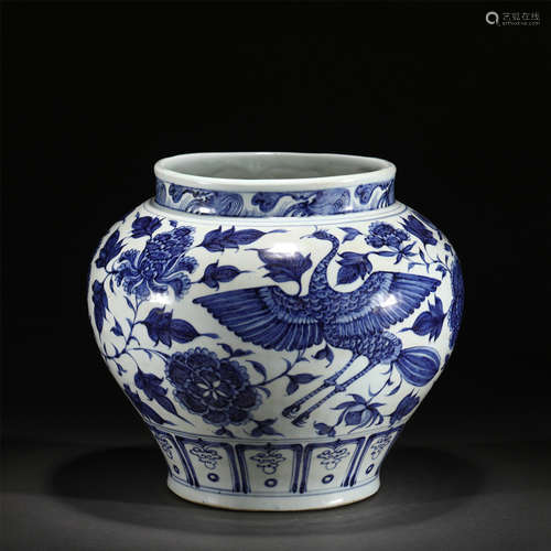 A BLUE AND WHITE PORCELAIN JAR