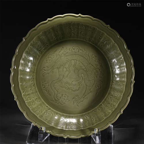 A LONGQUAN TYPE CARVED DRAGON PATTERN PORCELAIN DISH