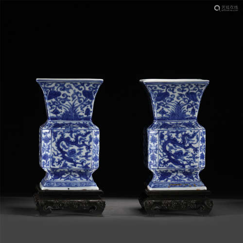 A PAIR OF BLUE AND WHITE PORCELAIN GU VASES/MING DYNASTY