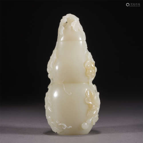 A WHITE JADE DOUBLE-GOURDS VIEWS VASE