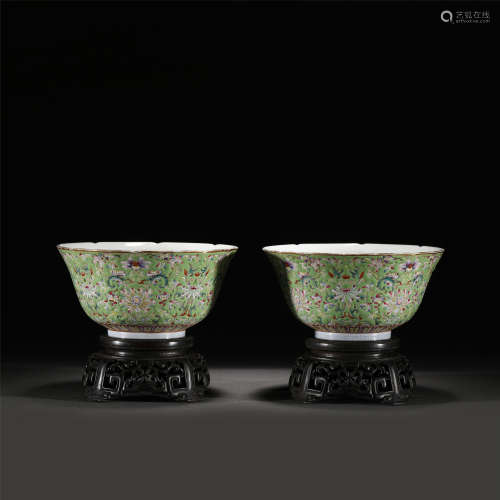 A PAIR OF FAMILLE ROSE FLOWERS PORCELAIN BOWLS