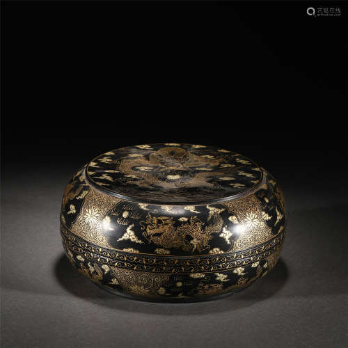 A LACQUER GOLD PAINTED DRAGON PATTERN ROUND BOX