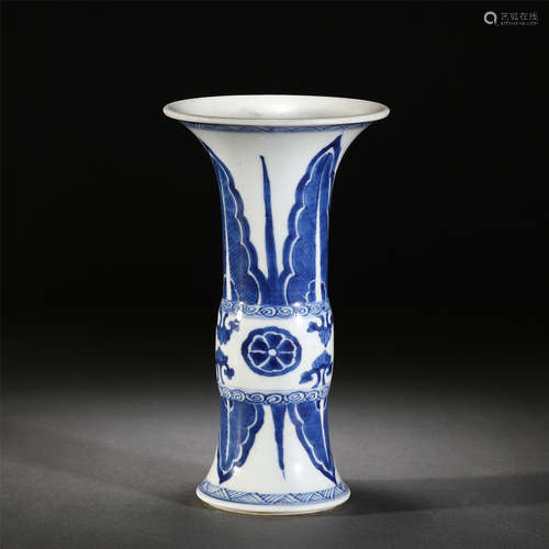 A BLUE AND WHITE PORCELAIN VASE