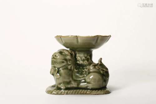 Longquan Kiln Celadon Glaze Lion-Form Plate