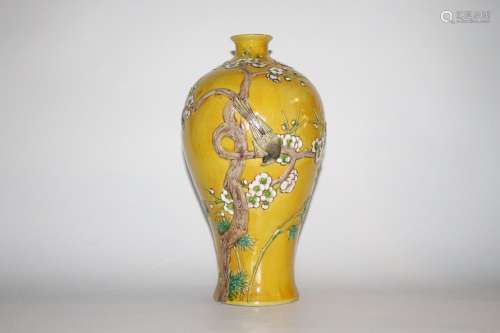 黄釉贴塑浮雕喜鹊登梅纹梅瓶