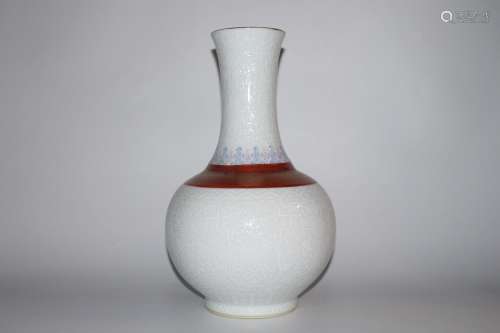 白釉矾红描金暗刻福寿纹赏瓶