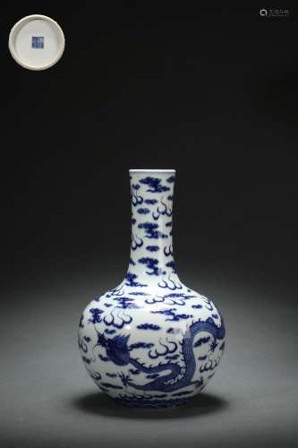 Blue-and-white Globular-shaped Vase with CHI Dragon Patterns...